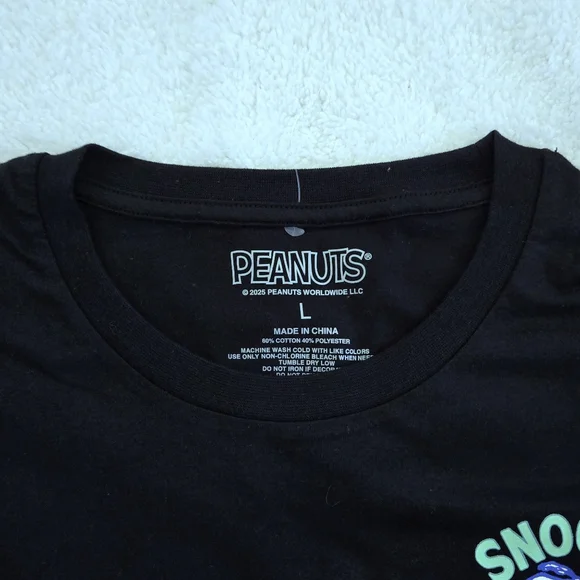 Peanuts🥜 "Snoopy's World🌎 Skate🛹 Club" Graphic Tee👕 - NWOT - Picture 6 of 14